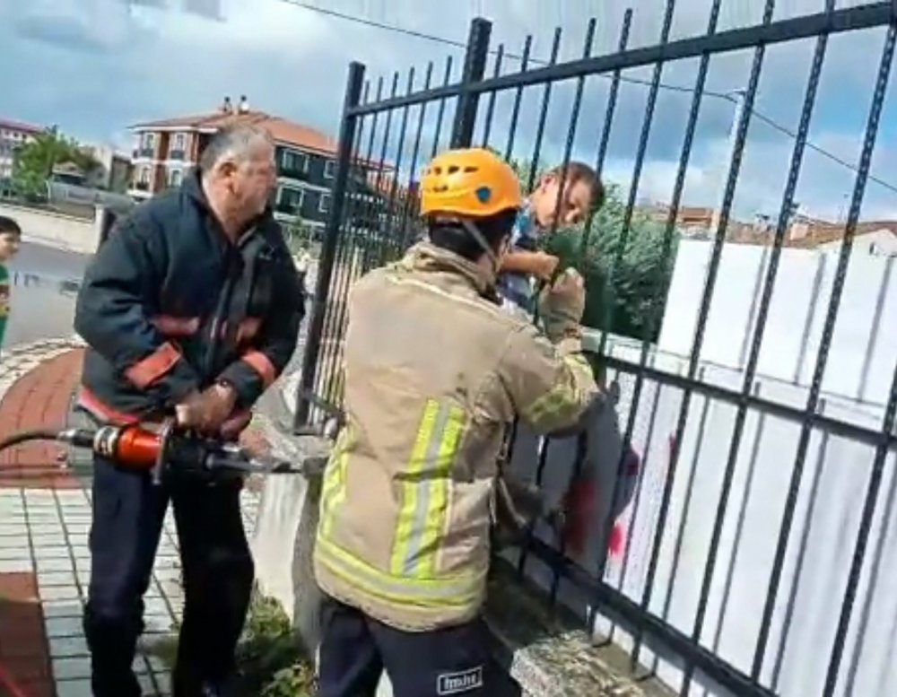 İmam Hatip Okulunun korkuluklarına kafası sıkışan çocuğu böyle kurtardılar