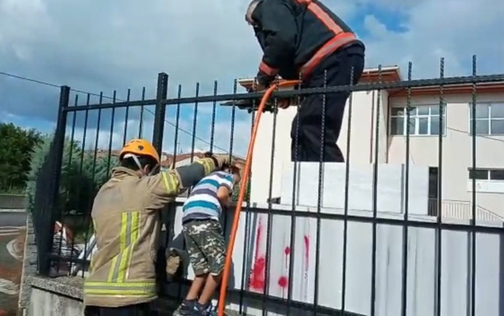 İmam Hatip Okulunun korkuluklarına kafası sıkışan çocuğu böyle kurtardılar
