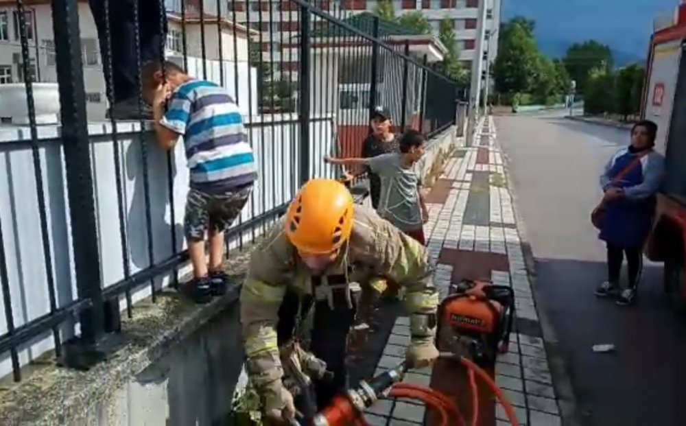 İmam Hatip Okulunun korkuluklarına kafası sıkışan çocuğu böyle kurtardılar