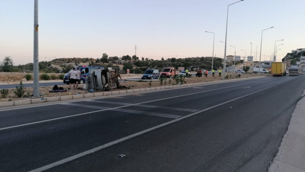 Silifke'de aydınlatma direğine çarpan araç taklalar attı! 1’i ağır 4 yaralı