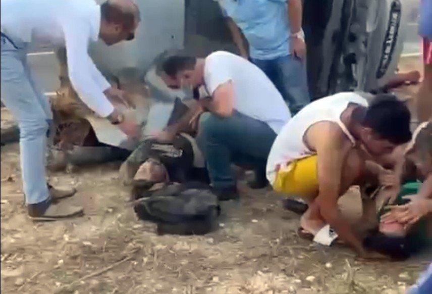 Silifke'de aydınlatma direğine çarpan araç taklalar attı! 1’i ağır 4 yaralı