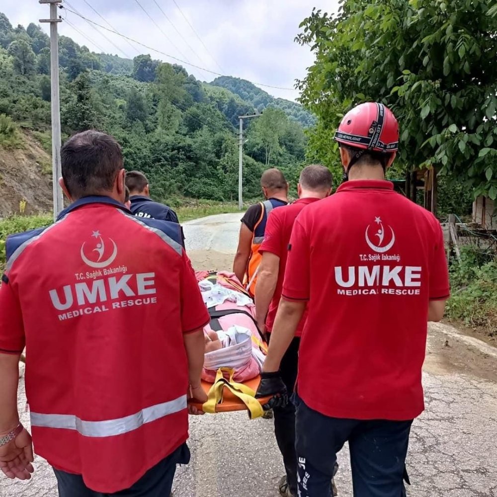 Yatalak hastalar kepçeler ile kurtarıldı