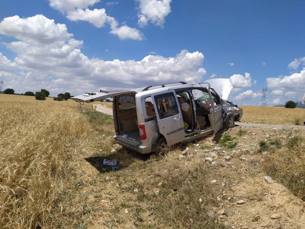 Denizli'de takla atan otomobil şarampole uçtu! 1’i ağır 4 yaralı