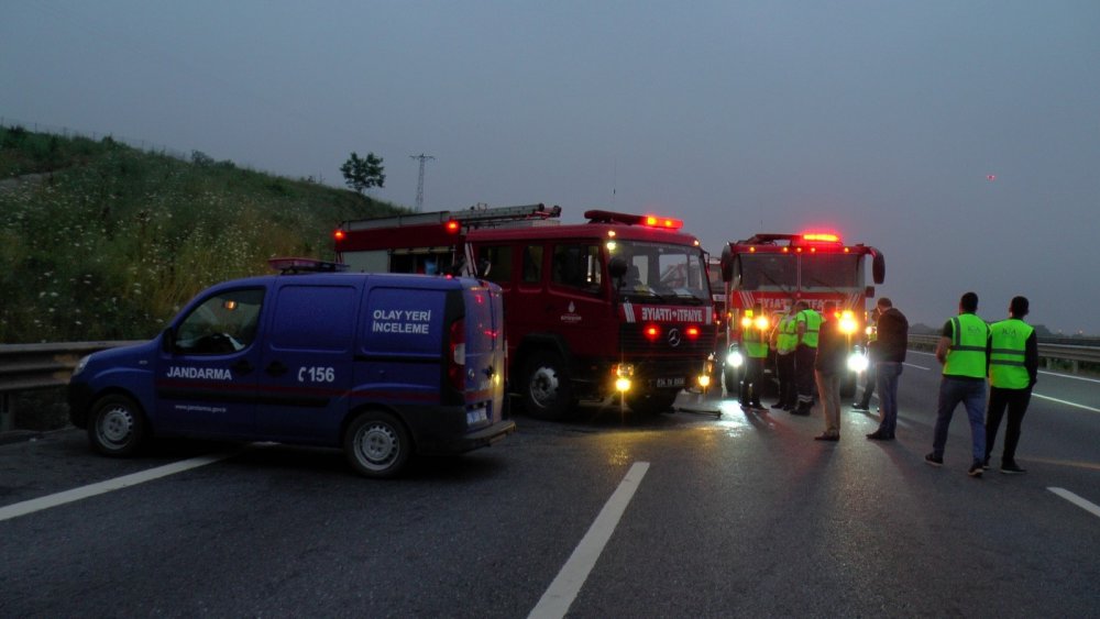 Yem yüklü TIR otoyolda devrildi! 2 kişi feci şekilde can verdi