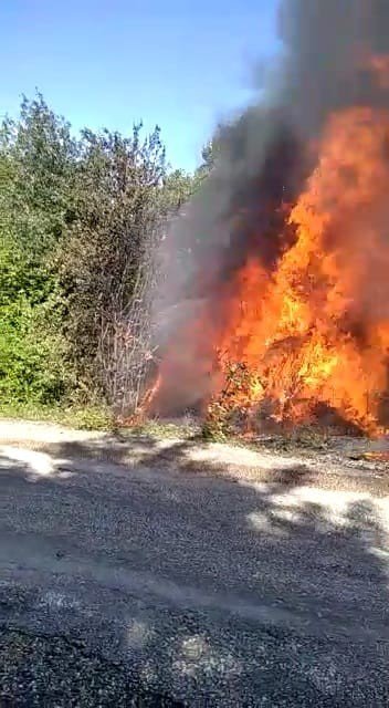 Alev topuna dönen minibüsteki yolcular son anda kurtuldu