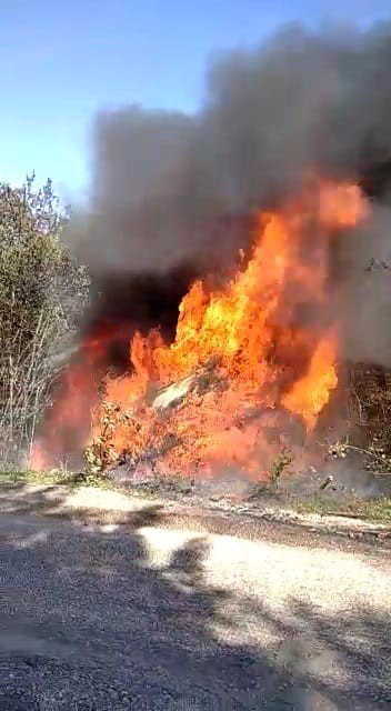 Alev topuna dönen minibüsteki yolcular son anda kurtuldu