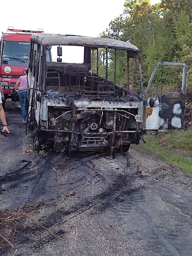 Alev topuna dönen minibüsteki yolcular son anda kurtuldu