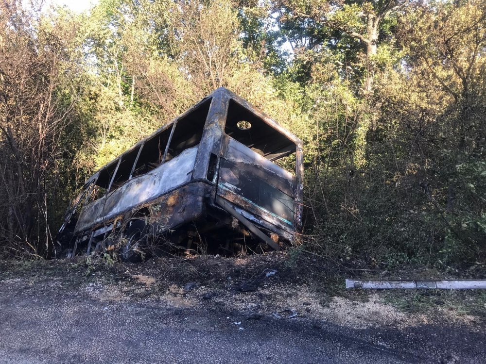 Alev topuna dönen minibüsteki yolcular son anda kurtuldu