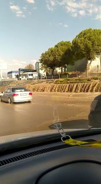 Honaz'da dere yatağına kurulan bent yıkıldı! Karayolu dereye döndü