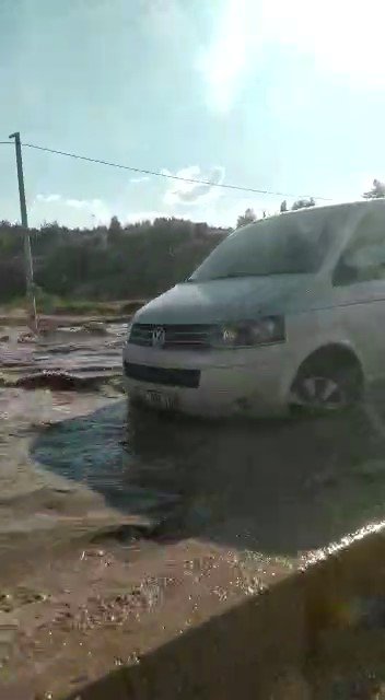 Honaz'da dere yatağına kurulan bent yıkıldı! Karayolu dereye döndü