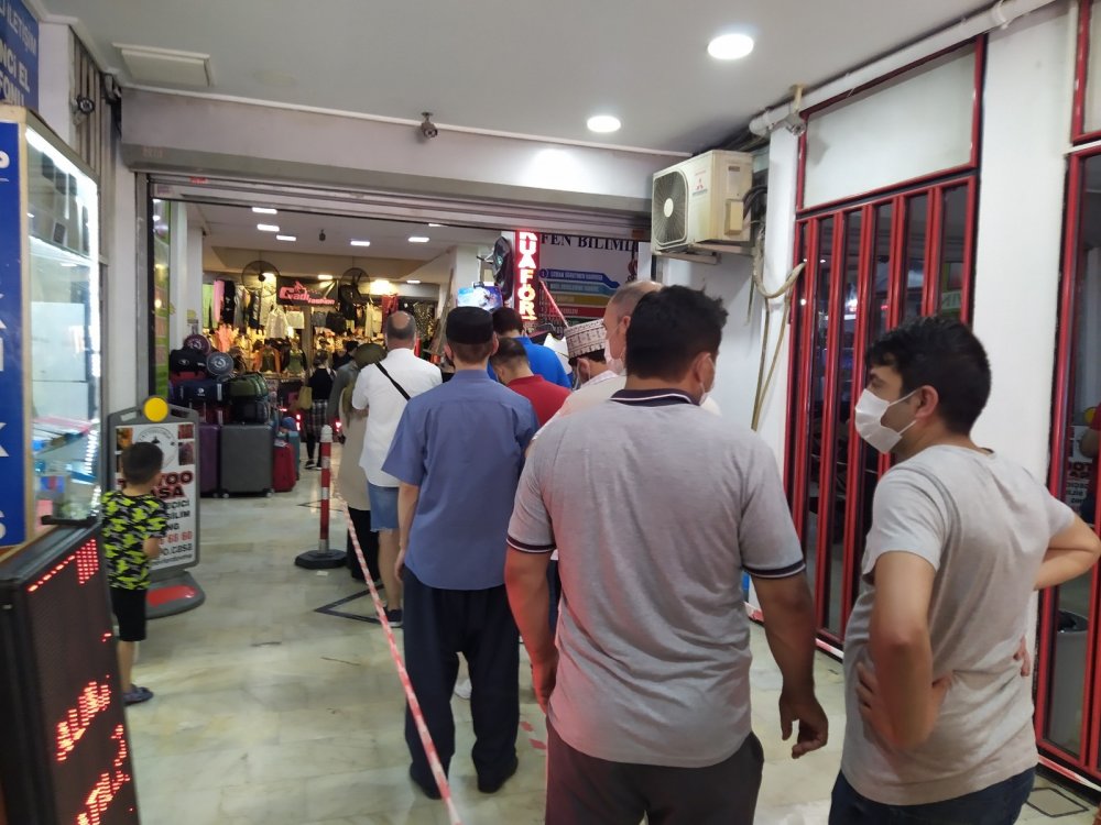 İstanbul Havalimanı'nda unutulan eşyalar için uzun kuyruklar oluştu