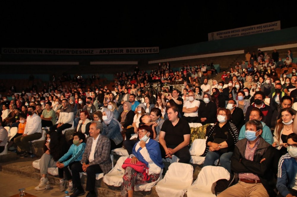 Akşehir Uluslararası Nasreddin Hoca Şenliği 'Ağaçlar Ayakta Ölür' ile final yaptı