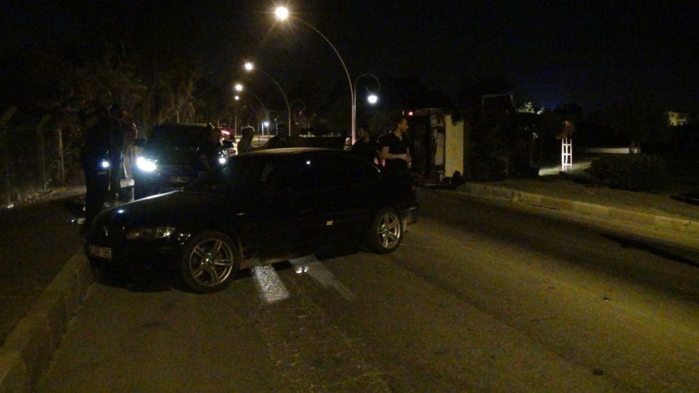 Antalya'da çöp kamyonu otomobil ile çarpışıp devrildi! 3 yaralı