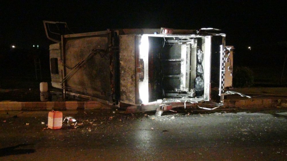 Antalya'da çöp kamyonu otomobil ile çarpışıp devrildi! 3 yaralı