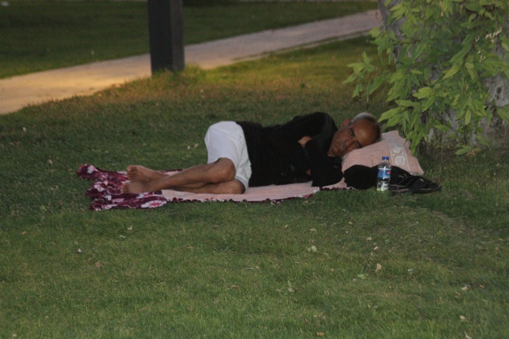 Antalya'da sahiller açık hava oteline döndü