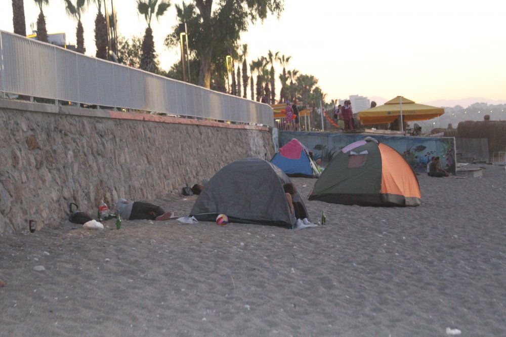 Antalya'da sahiller açık hava oteline döndü
