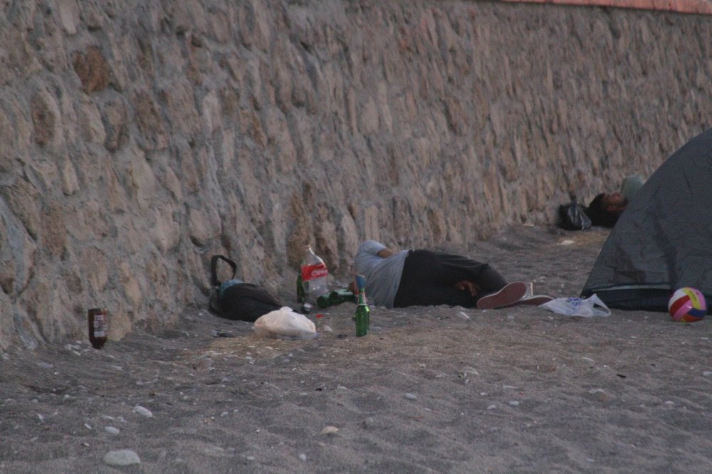 Antalya'da sahiller açık hava oteline döndü
