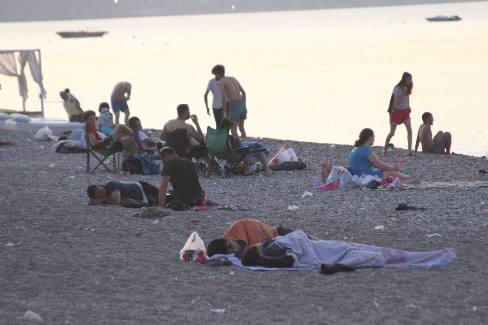 Antalya'da sahiller açık hava oteline döndü