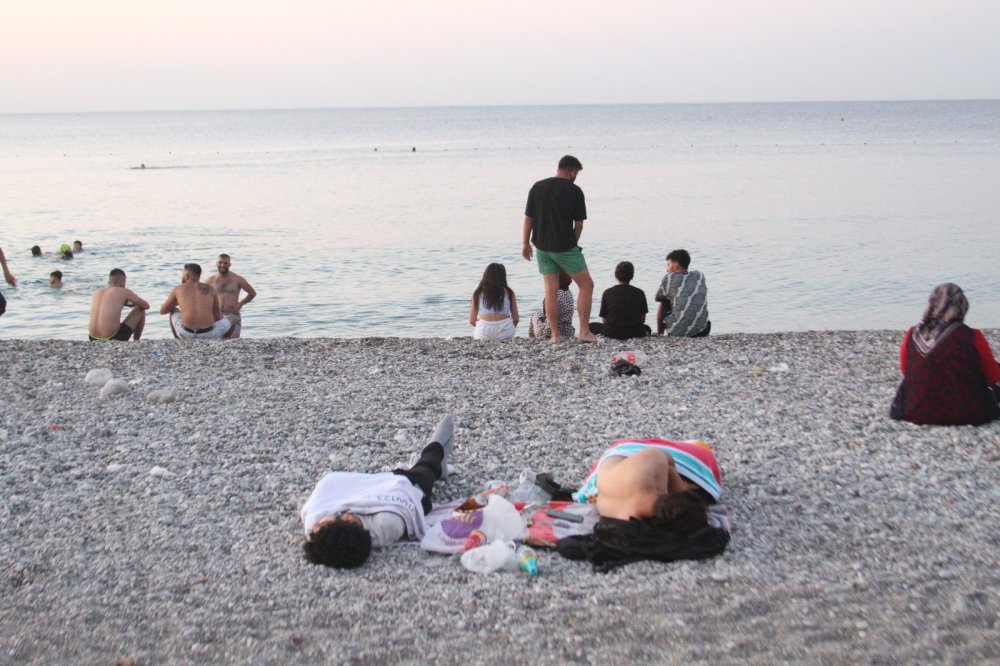 Antalya'da sahiller açık hava oteline döndü