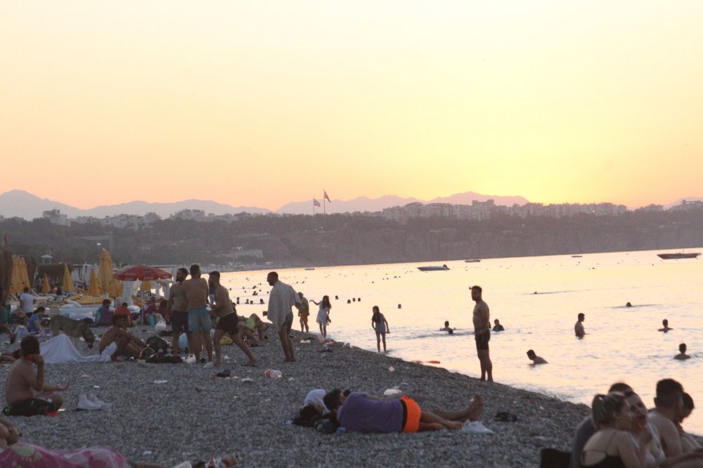 Antalya'da sahiller açık hava oteline döndü