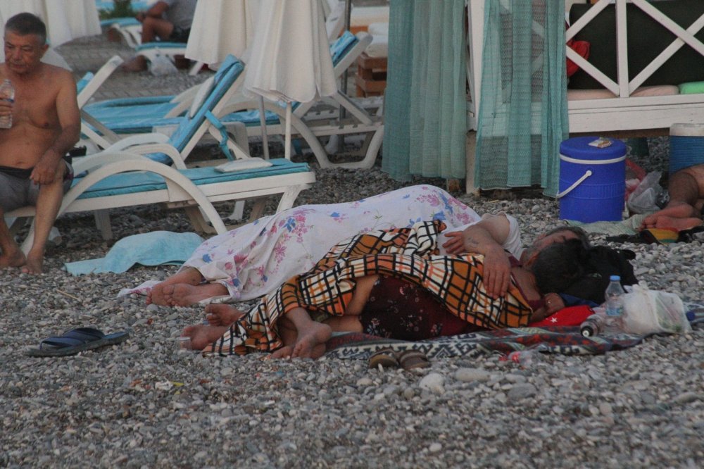 Antalya'da sahiller açık hava oteline döndü