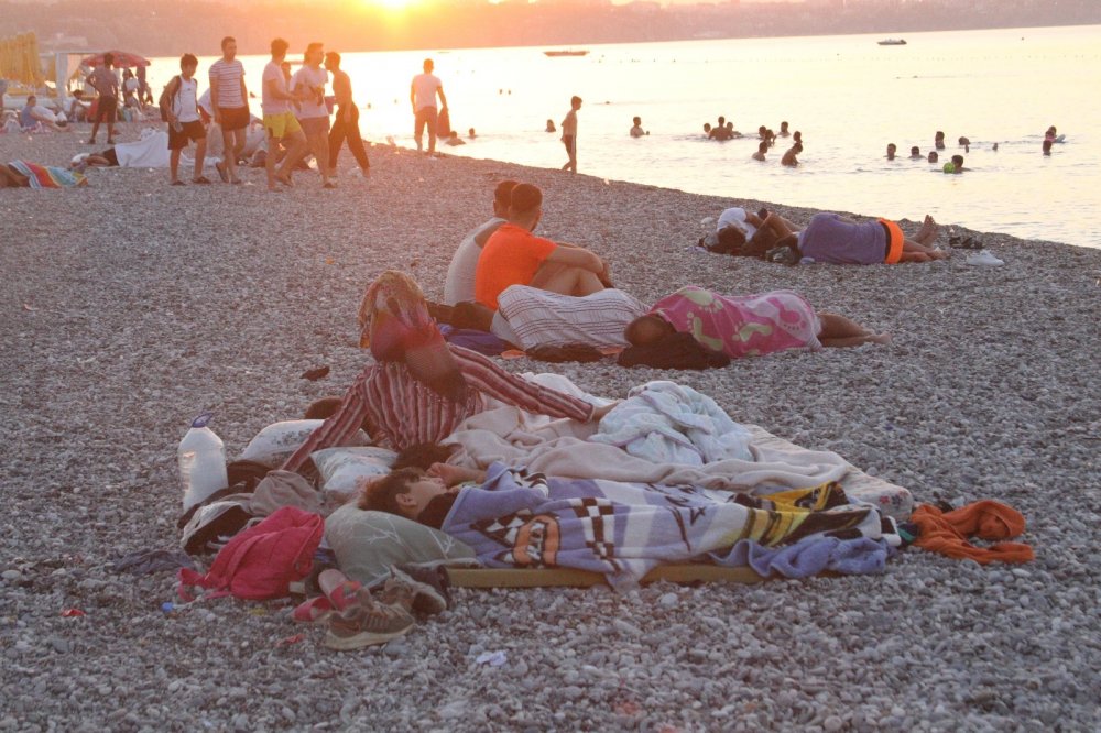 Antalya'da sahiller açık hava oteline döndü