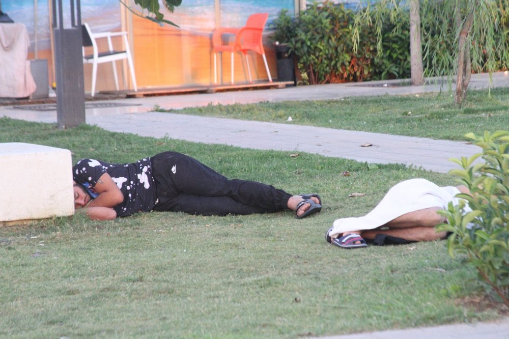 Antalya'da sahiller açık hava oteline döndü