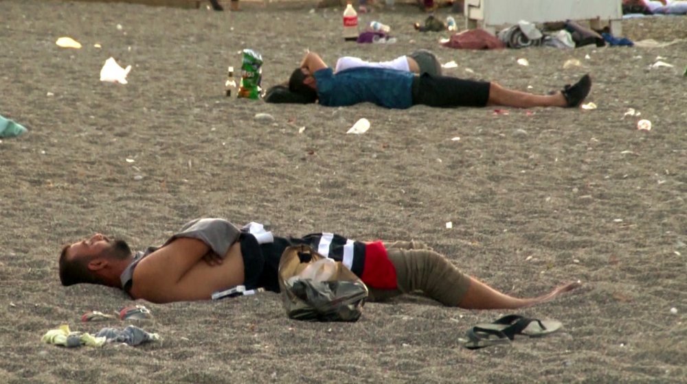 Antalya'da sahiller açık hava oteline döndü