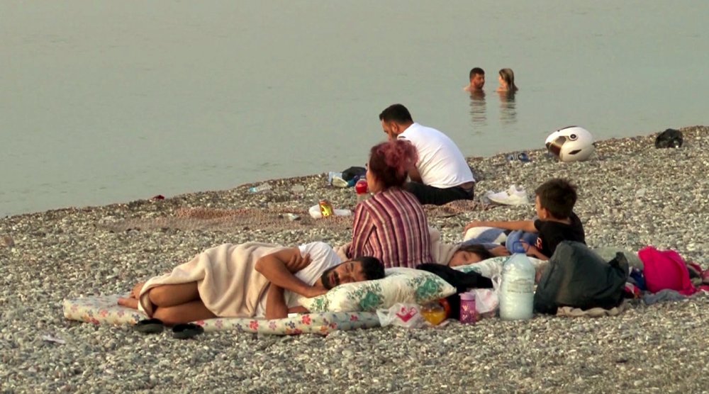 Antalya'da sahiller açık hava oteline döndü
