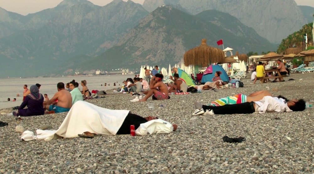 Antalya'da sahiller açık hava oteline döndü