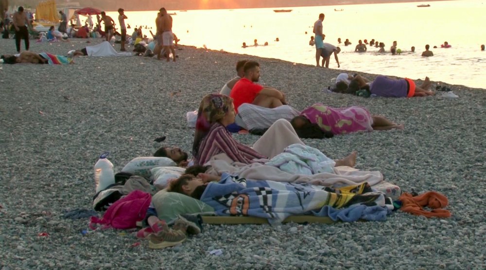 Antalya'da sahiller açık hava oteline döndü