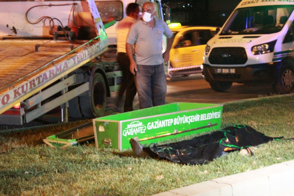 Gaziantep'te direğe çarpan otomobil ikiye bölündü! 1 ölü