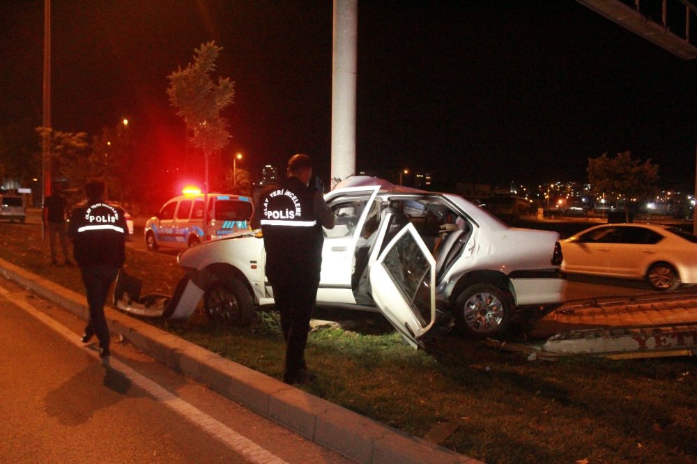 Gaziantep'te direğe çarpan otomobil ikiye bölündü! 1 ölü