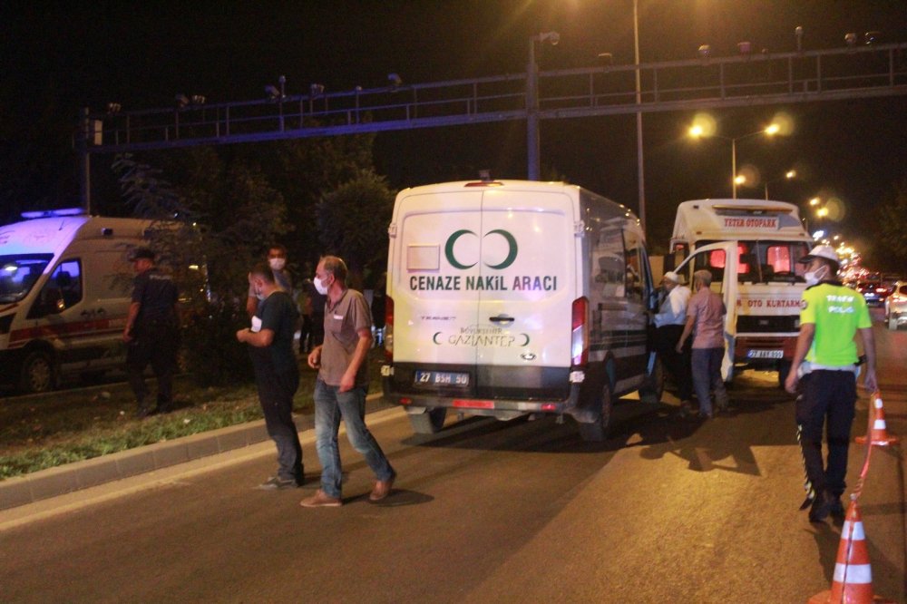 Gaziantep'te direğe çarpan otomobil ikiye bölündü! 1 ölü