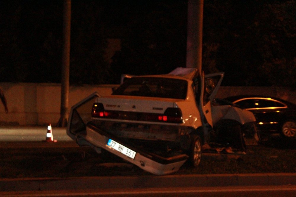 Gaziantep'te direğe çarpan otomobil ikiye bölündü! 1 ölü