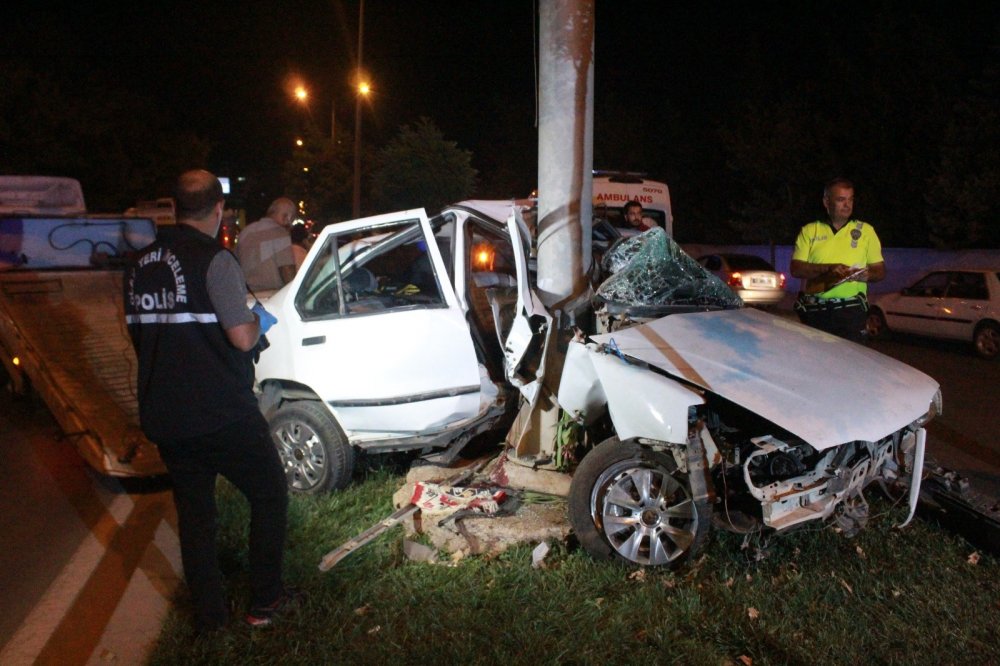 Gaziantep'te direğe çarpan otomobil ikiye bölündü! 1 ölü