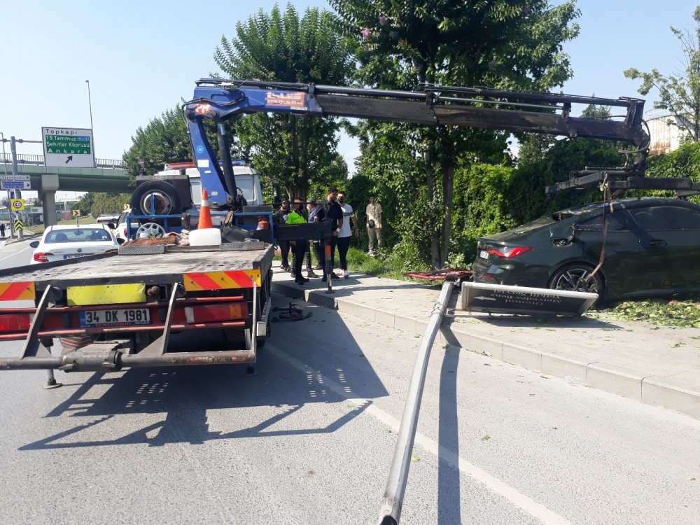 Kaldırıma çıkan araç aydınlatma direğini devirdi!