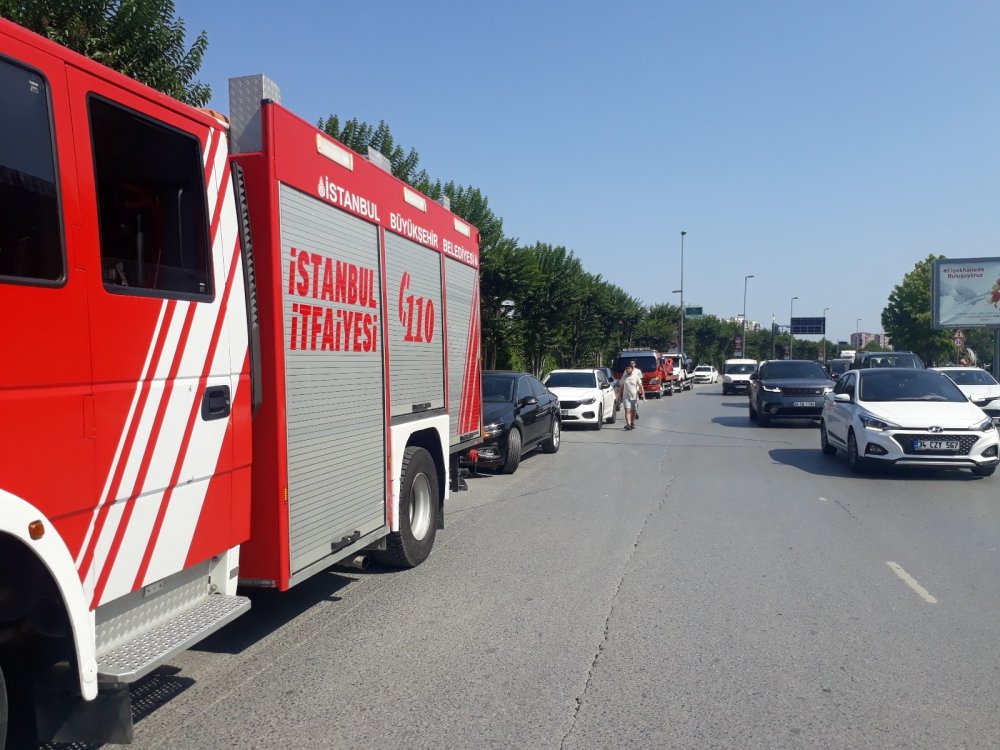 Kaldırıma çıkan araç aydınlatma direğini devirdi!