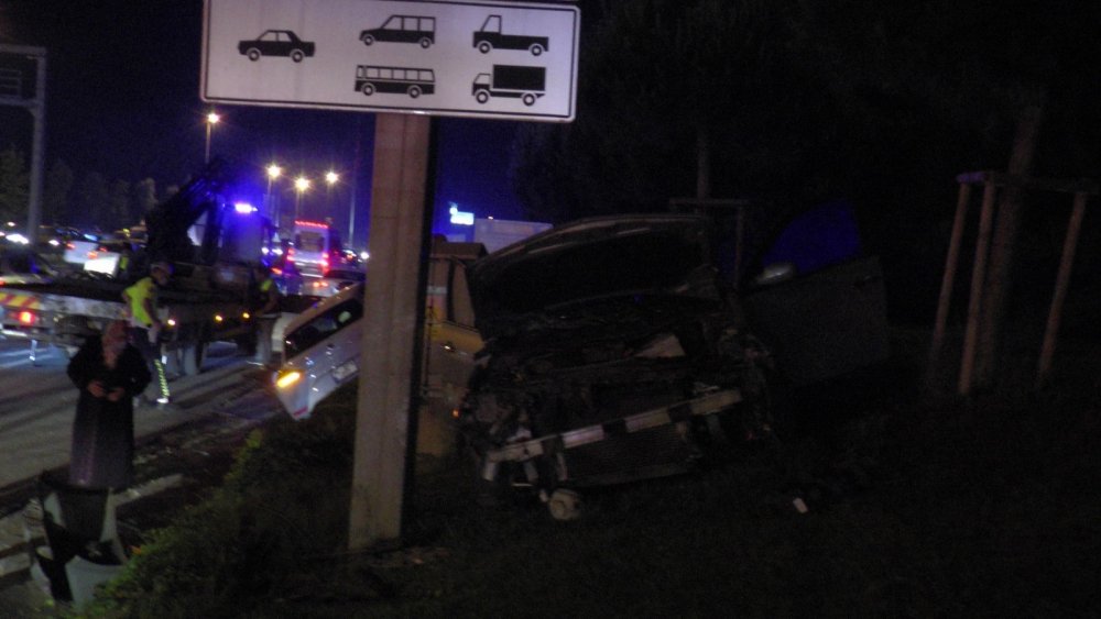 Şile Otoyolu'nda makas atarak ilerleyen otomobil araca çarpıp ağaçlık alana uçtu! 1 yaralı