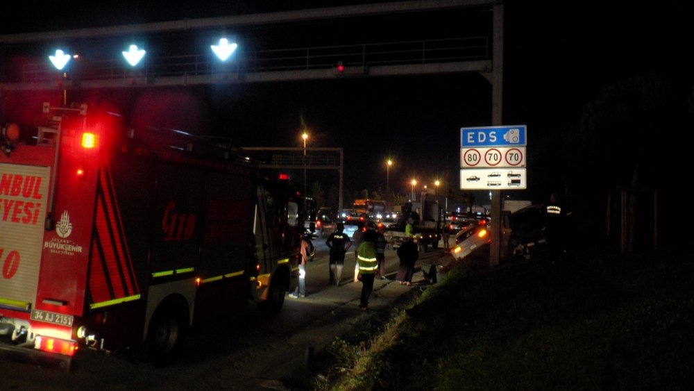 Şile Otoyolu'nda makas atarak ilerleyen otomobil araca çarpıp ağaçlık alana uçtu! 1 yaralı