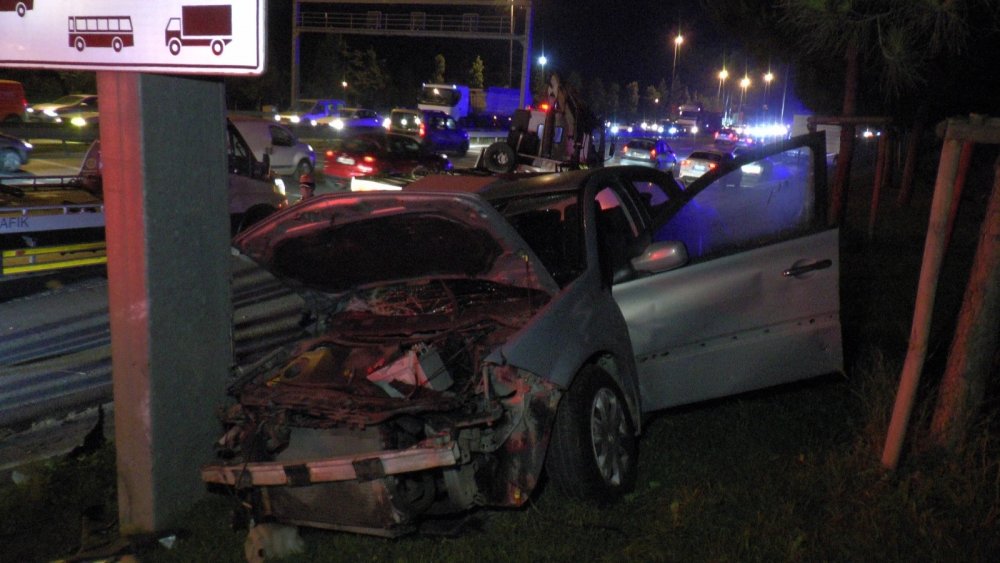 Şile Otoyolu'nda makas atarak ilerleyen otomobil araca çarpıp ağaçlık alana uçtu! 1 yaralı