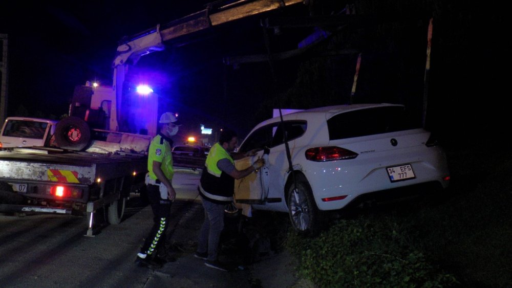 Şile Otoyolu'nda makas atarak ilerleyen otomobil araca çarpıp ağaçlık alana uçtu! 1 yaralı