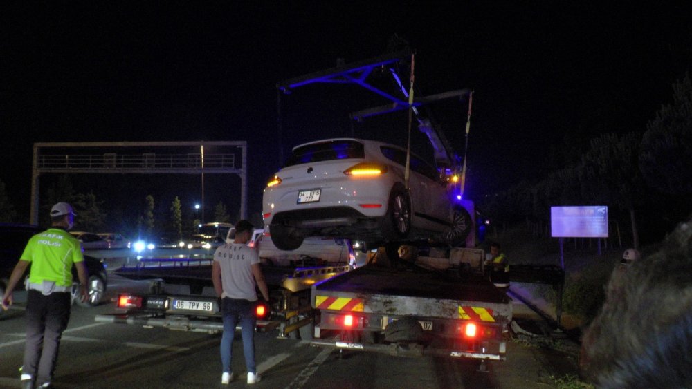 Şile Otoyolu'nda makas atarak ilerleyen otomobil araca çarpıp ağaçlık alana uçtu! 1 yaralı