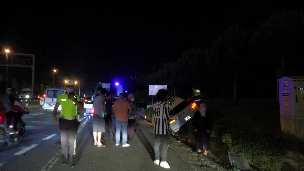 Şile Otoyolu'nda makas atarak ilerleyen otomobil araca çarpıp ağaçlık alana uçtu! 1 yaralı