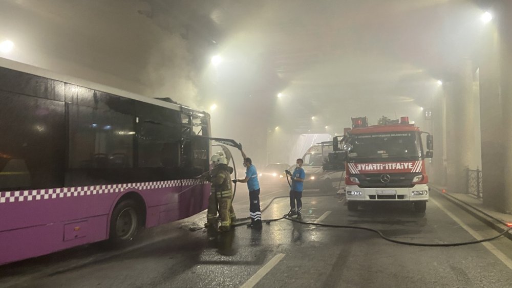 Taksim tünelinde yangın paniği! Otobüs alev aldı