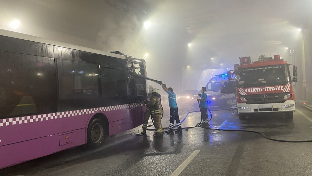 Taksim tünelinde yangın paniği! Otobüs alev aldı