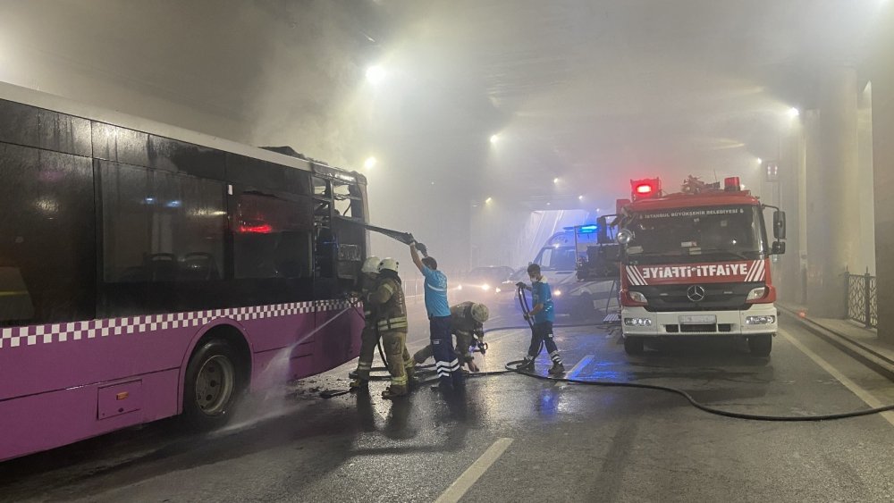 Taksim tünelinde yangın paniği! Otobüs alev aldı