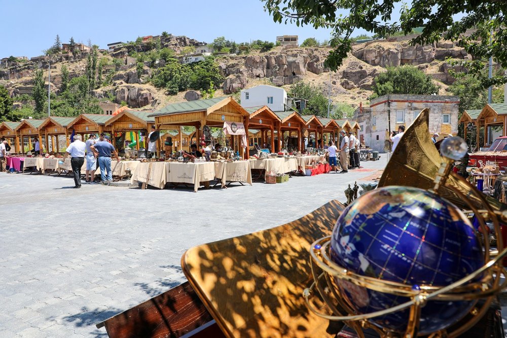 Talas Antika Pazarı 16 aylık pandemi arasının ardından yeniden açıldı