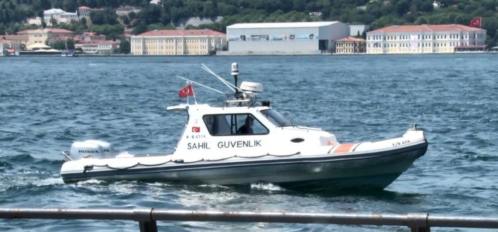 Üsküdar'da denize giren kişi akıntıya kapıldı! Ekipler seferber oldu