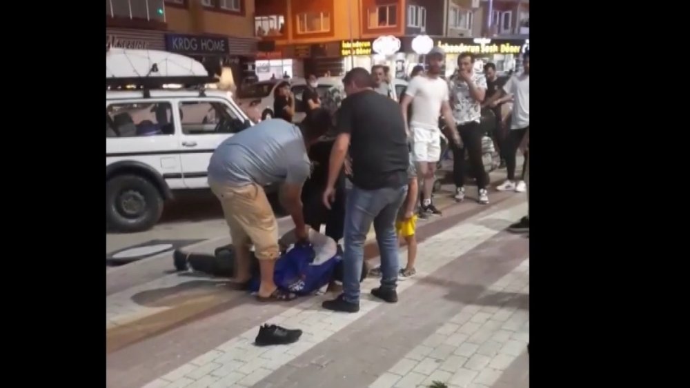 Bursa'da hareketli anlar! Bıçak çekene kelepçe takıp rezil etti
